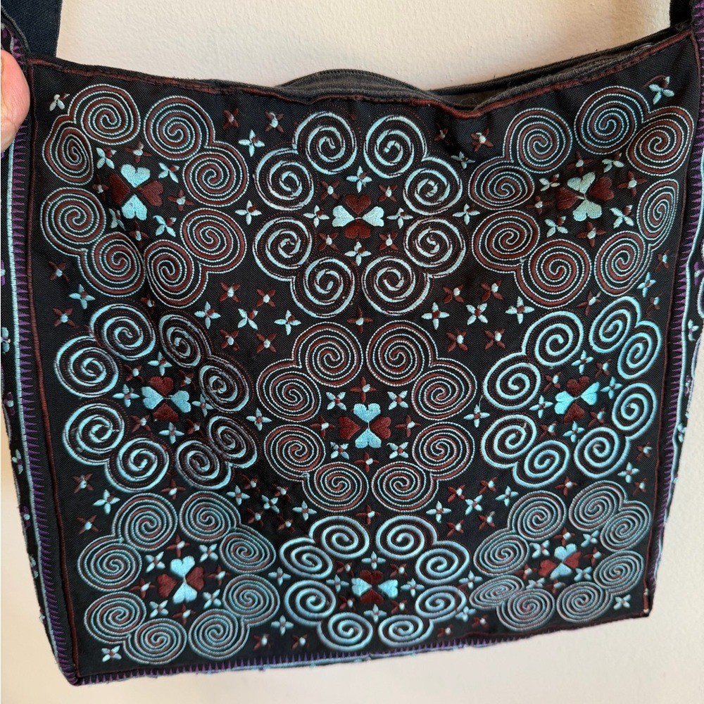 Elegant Black and Gray Patterned Shoulder Bag