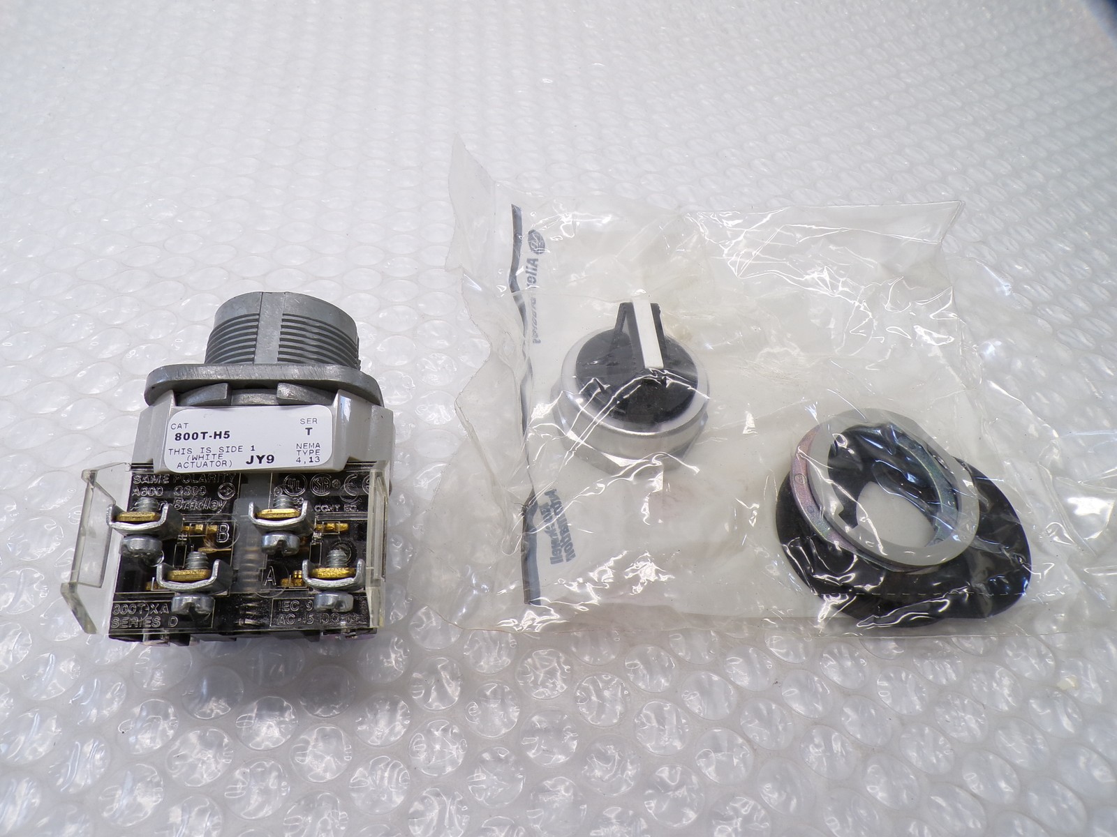 ALLEN BRADLEY 800T-H5A SER.T SELECTOR SWITCH NSMP.