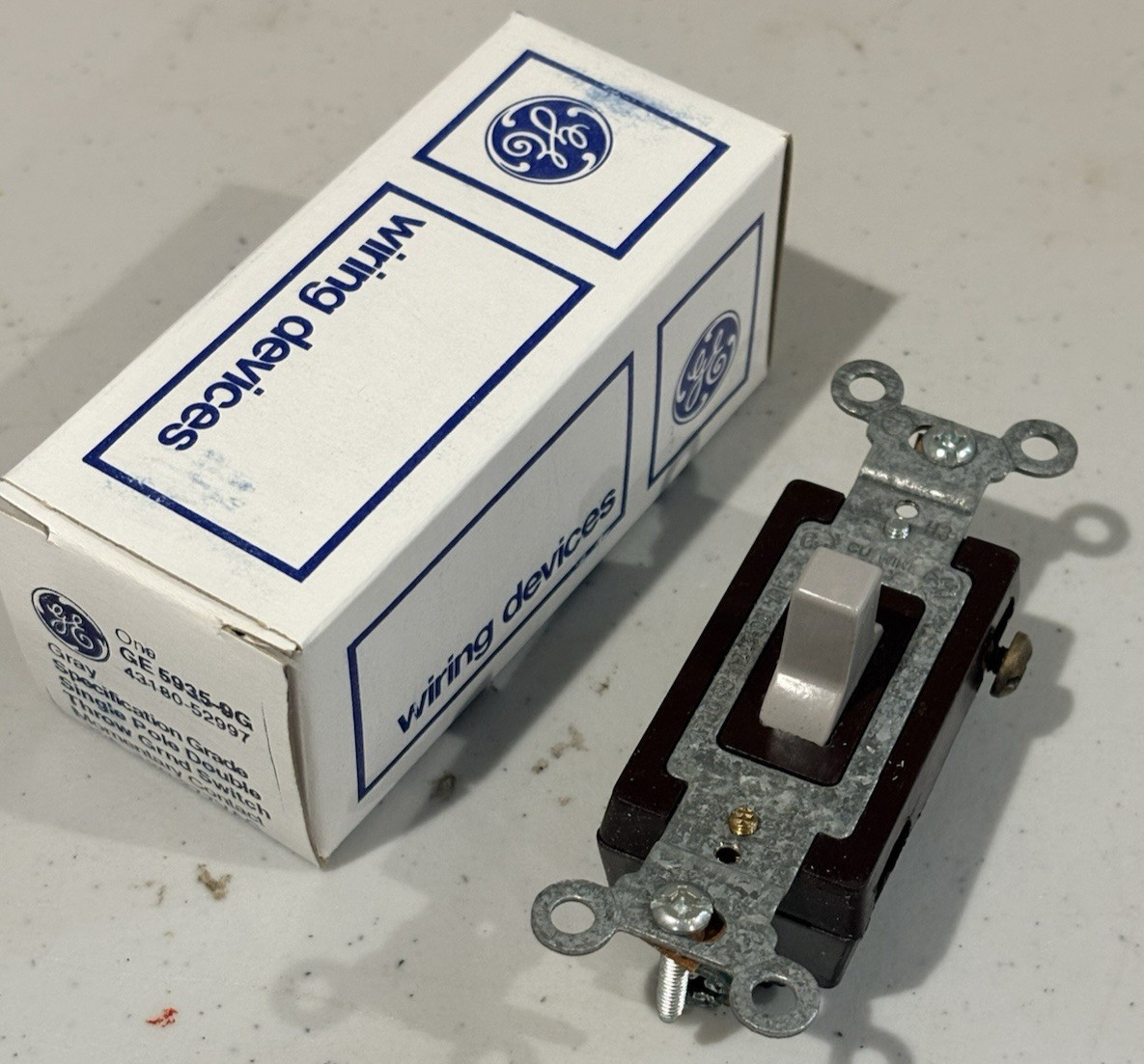 General Electric GE 5935-9G  Gray Toggle Grounding Switch 15A, 120-277V