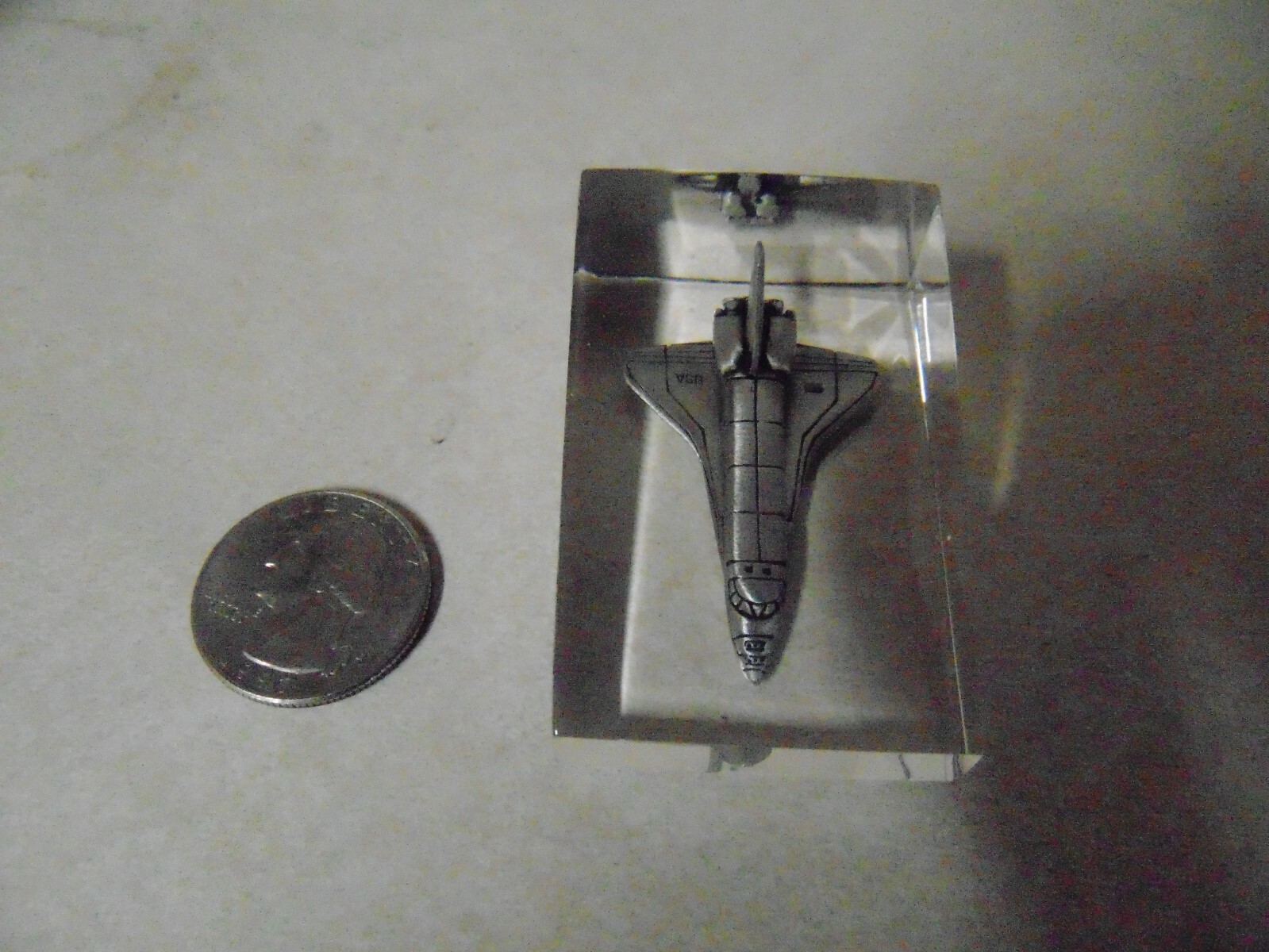 BEAUTIFUL REPLICATION OF A NASA SPACE SHUTTLE EMBEDDED IN HARD PLASTIC CASING