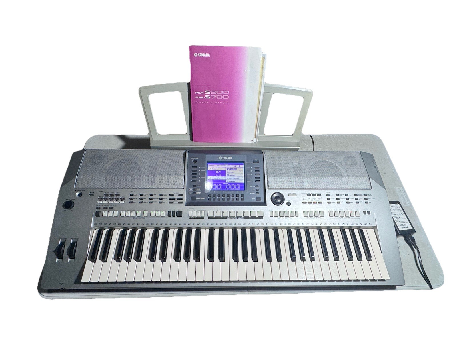 Yamaha PSR S700 Electronic Keyboard Piano with Stand