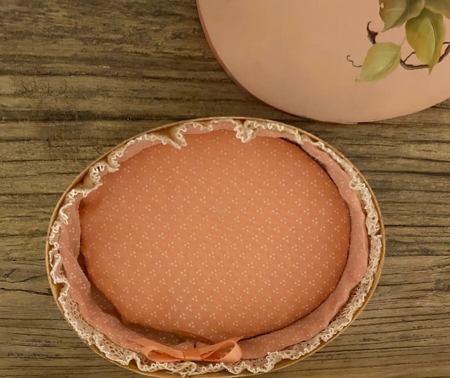 Vtg 1980s Oval Tolle Peach Hand Painted Shaker Wooden Fabic Lined Keepsake Box