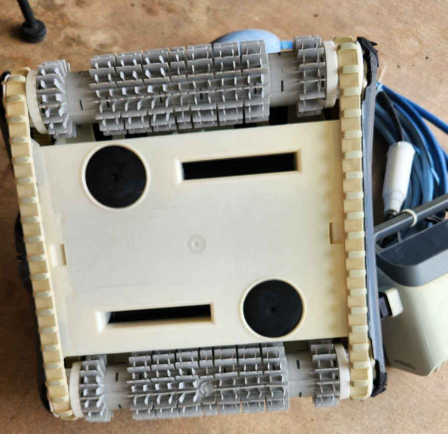 DOLPHIN NAUTILUS CC PLUS AUTOMATIC POOL VACUUM CLEANER . Needs work