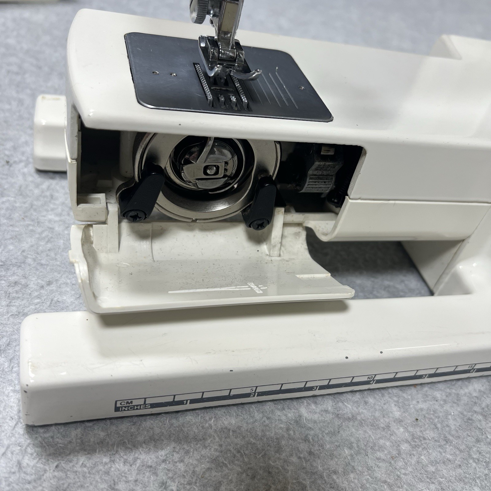 BERNETTE 720 Sewing Machine Heavy Duty 200 B W/ Cover READ