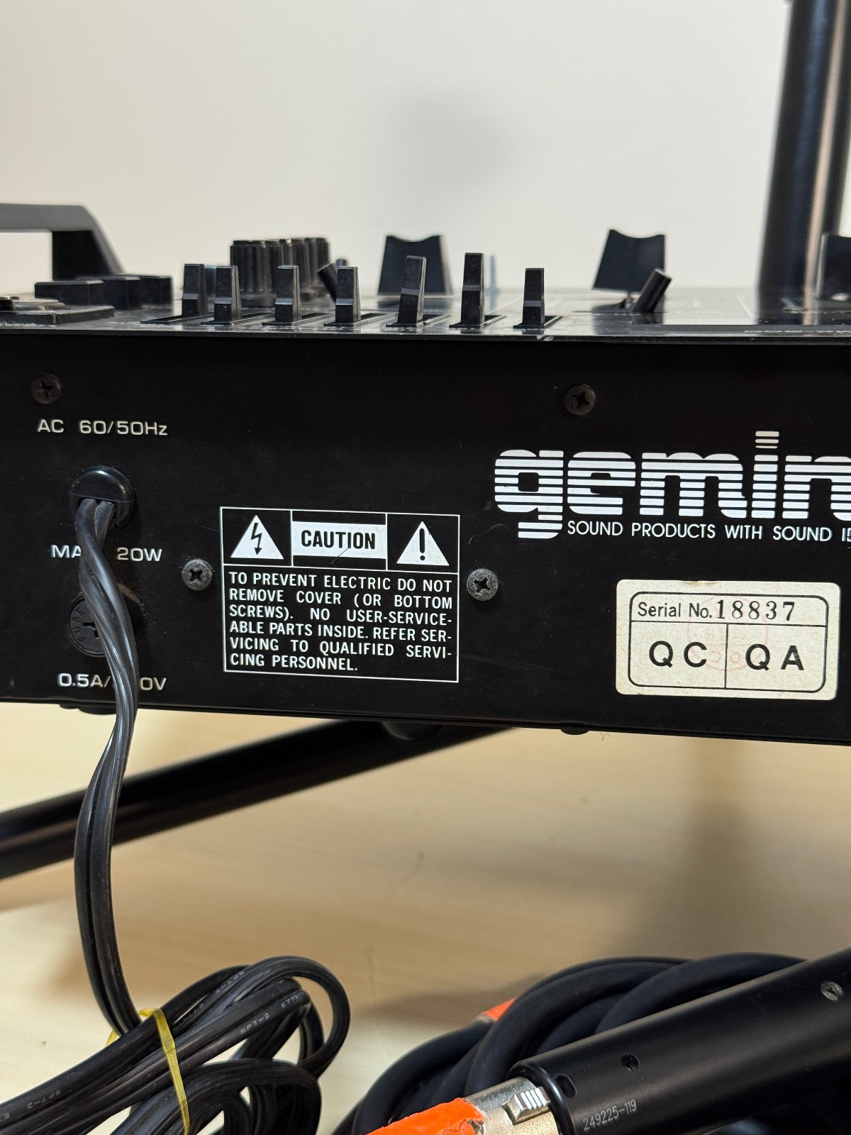 GEMINI PMX-300 - DJ Mixer - Phono Preamp - Equalizer - Echo - 4 Channel Analog