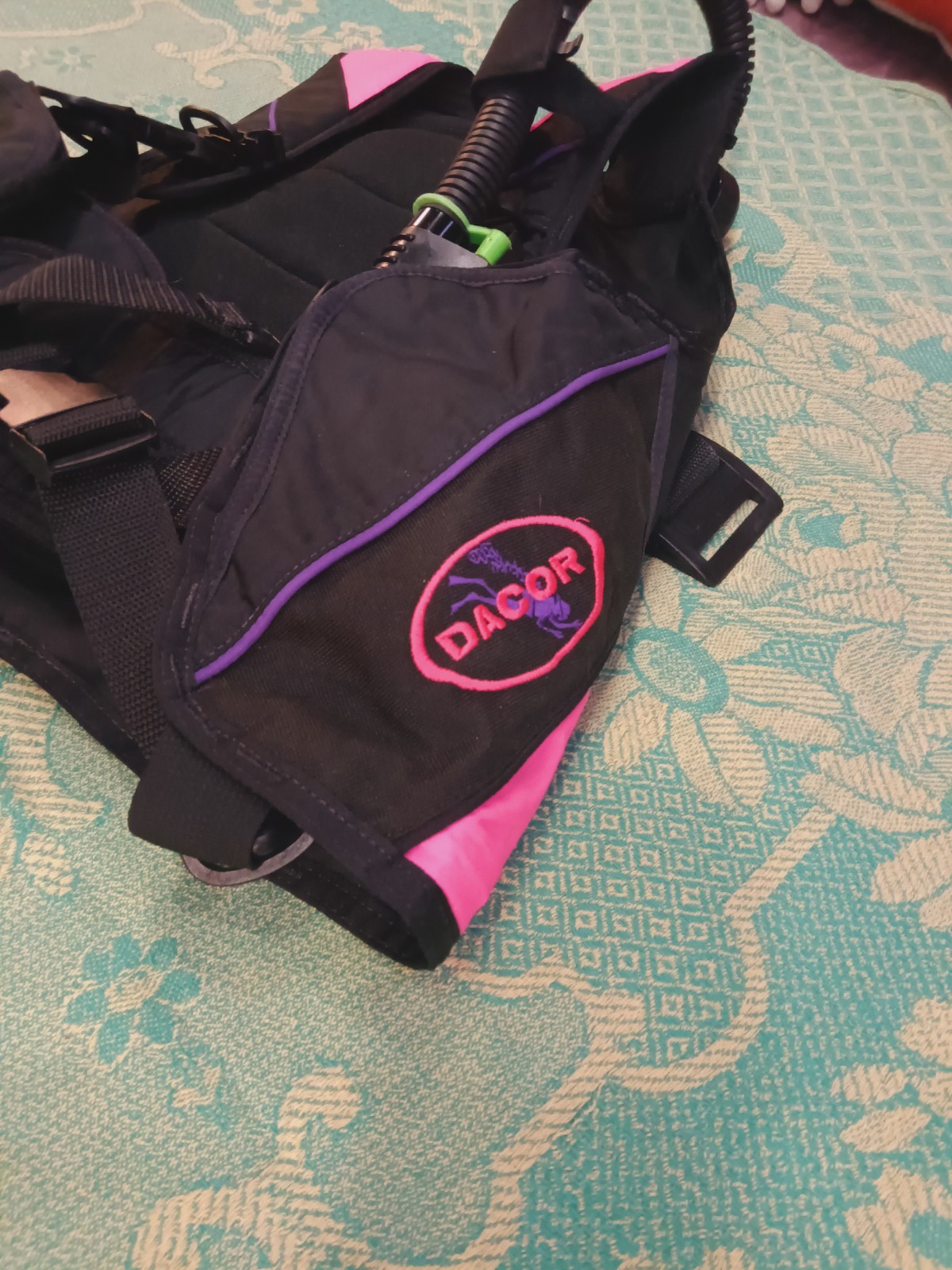 Dacor Sojourn Buoyancy Compensator BCD Black Pink Scuba Diving