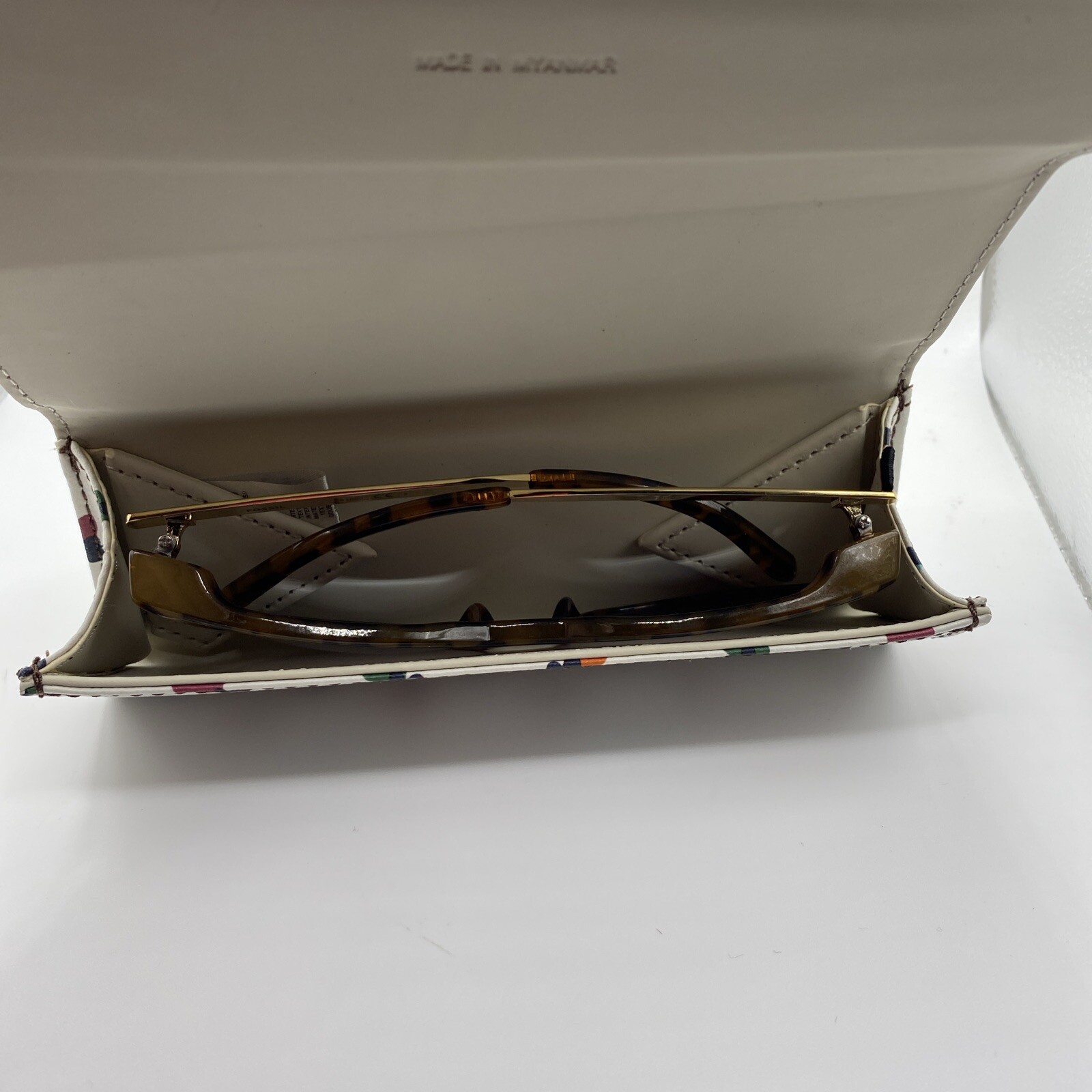 Fossil Sunglasses Glasses & Hard Case White With Hearts Magnet Closure - EUC