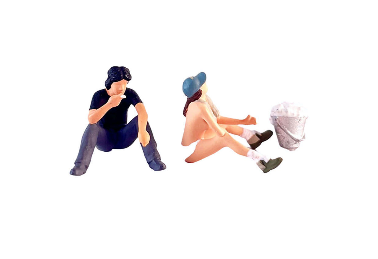 1:64 Painted Figure Model Miniature Resin Diorama Sand Smoking Man Sitting Girl