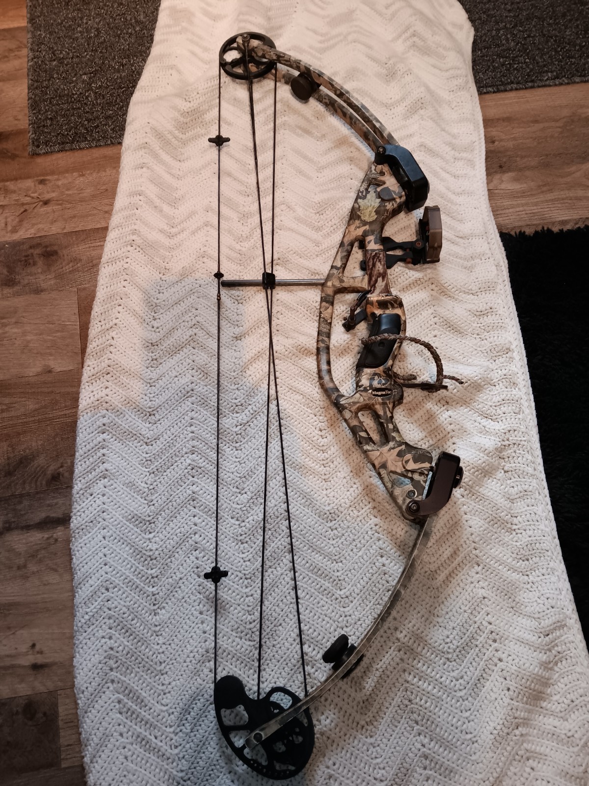 Hoyt MagnaTec ZR200 Left Handed 60-70 LBS 27-30 1/2 Draw