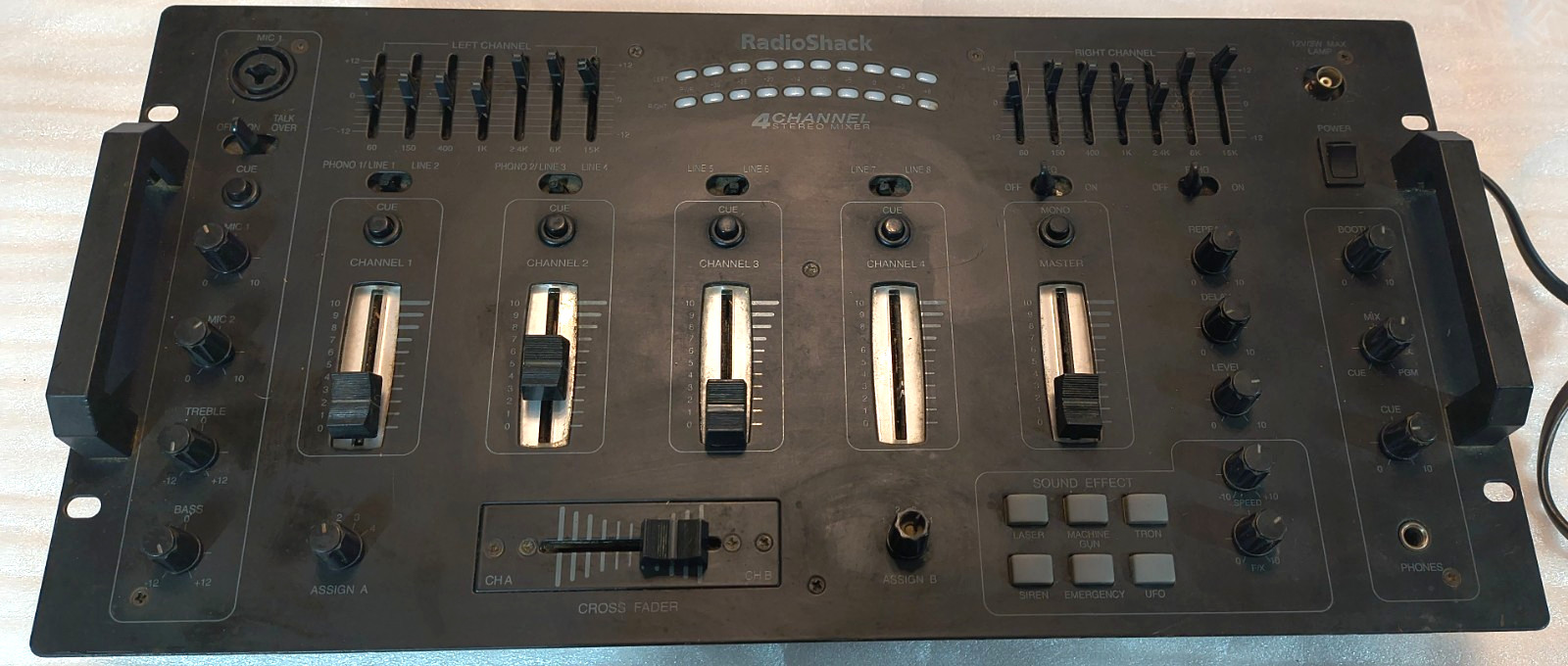 Radio Shack 4 CHANNEL STEREO MIXER 32-118 - Powers On
