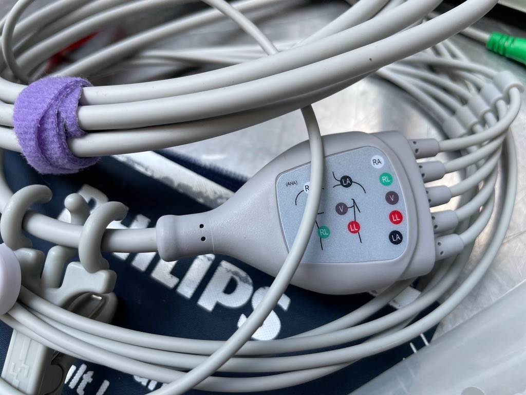 Philips SureSigns VM8 Bedside Monitor w NIBP, ECG Cable, SpO2 Sensor & More