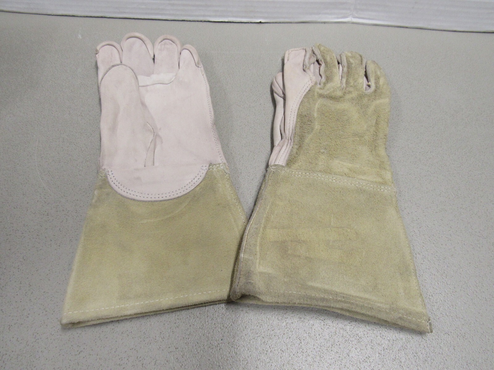 US Military Linemans Gauntlets Leather Gloves 1985 Medium Illinois Glove Company