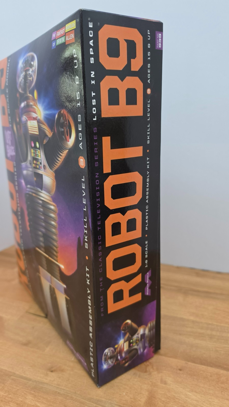 Mobius 1/6 Robot B9 from Lost in Space