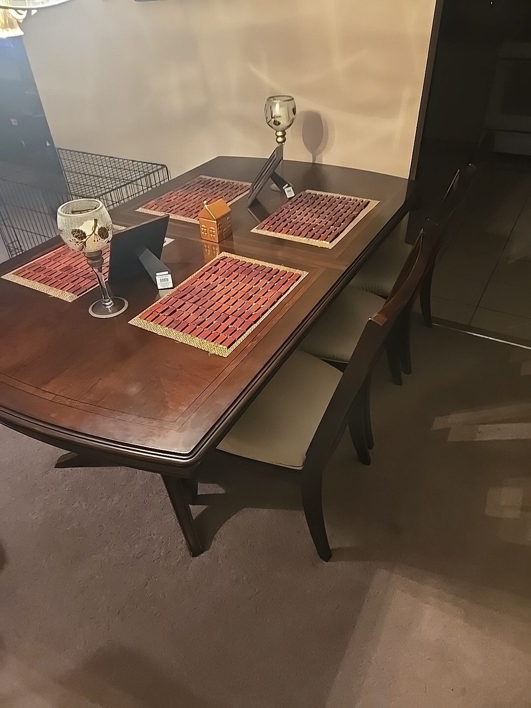 Mahogany Wood Dining Table with 4 Chairs White Leather Seat.