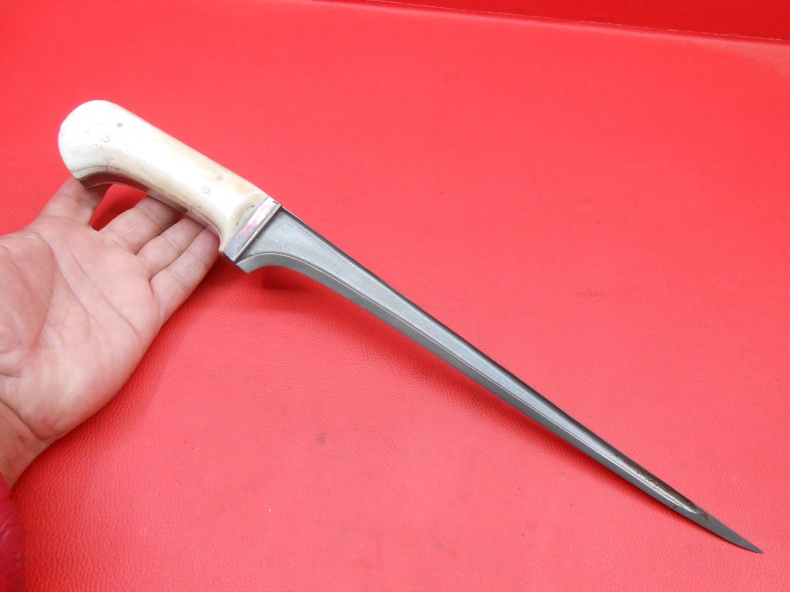 A MUGHAL PESH KABZ DAGGER WITH WOOTZ BLADE INDIA 18TH CENTURY S73
