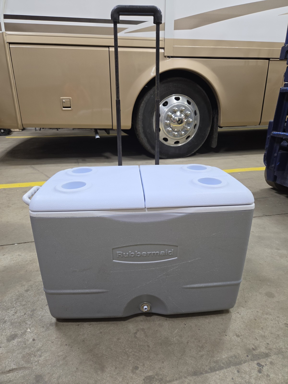 Rubbermaid Rolling Insulated Cooler Gray White Split Lid Tow Handle