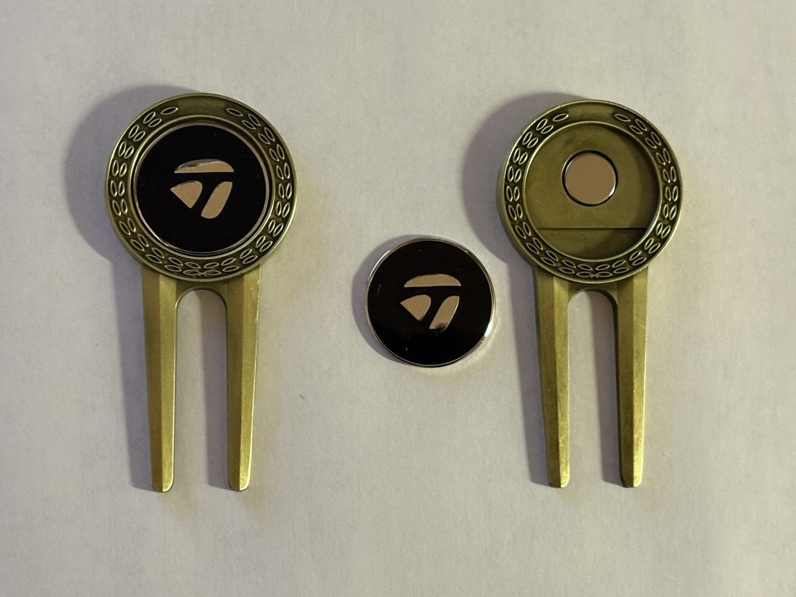(1) Rare TaylorMade Divot Tool & 1" Flat Coin Style Golf Marker - A Beauty!