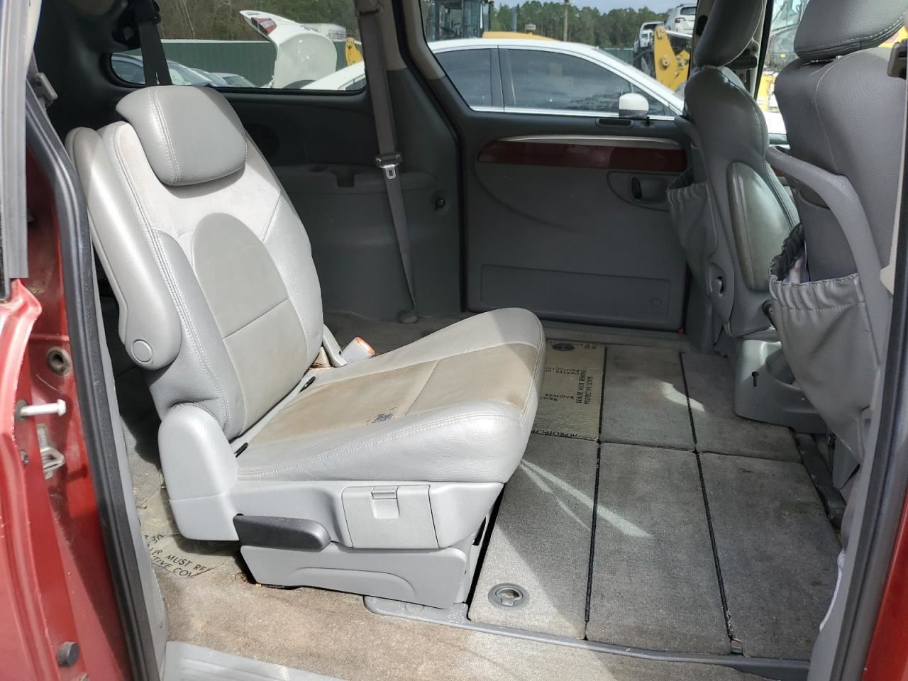 TOWN COUN 2007 Glove Box 4493840