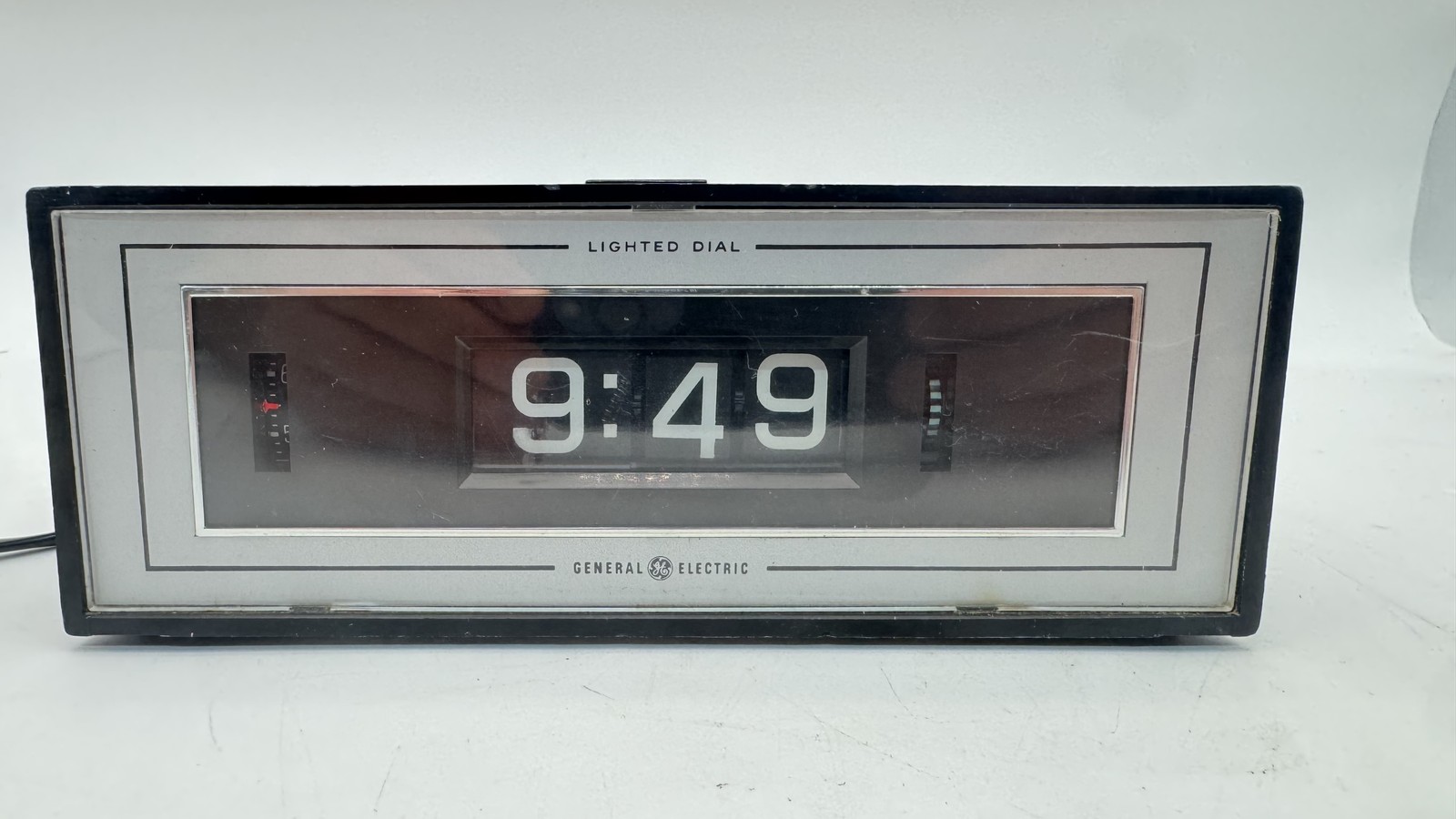 Vintage General Electric GE Lighted Dial Flip Digital Alarm Clock 8142-4 Retro