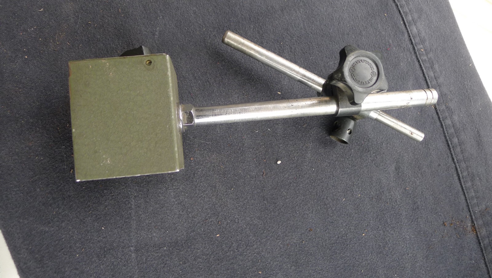 MITUTOYO MAGNETIC INDICATOR STAND BASE 7010S