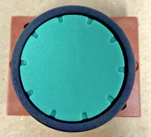 SIEMENS 3SB1 200-0AE53 GREEN FLUSH PUSHBUTTON W/ THRUST CAP *NEW IN BOX*