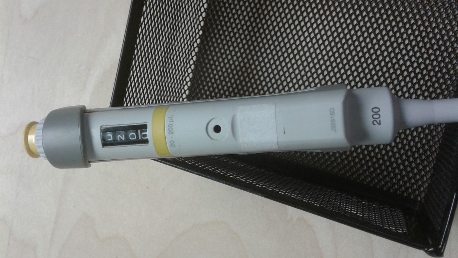 EPPENDORF RESEARCH PLUS ADJUSTABLE PIPETTOR 20ul-200ul