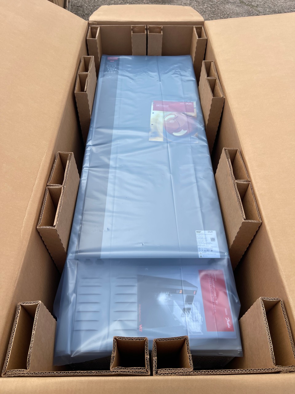 135N9872 Danfoss 550hp/600hp Wall Mount VFD 480V NEW IN BOX