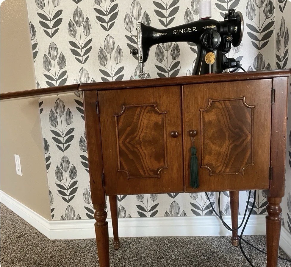 SINGER 99 Mechanical Household Sewing Machine in Wood Cabinet w/ Attachments
