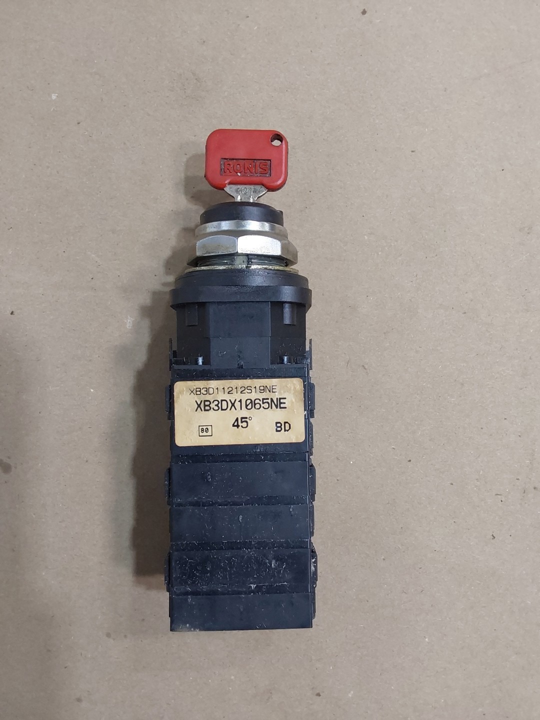 Telemecanique XB3DX1065NE Key Operated 3-Position Rotary Cam Selector Switch