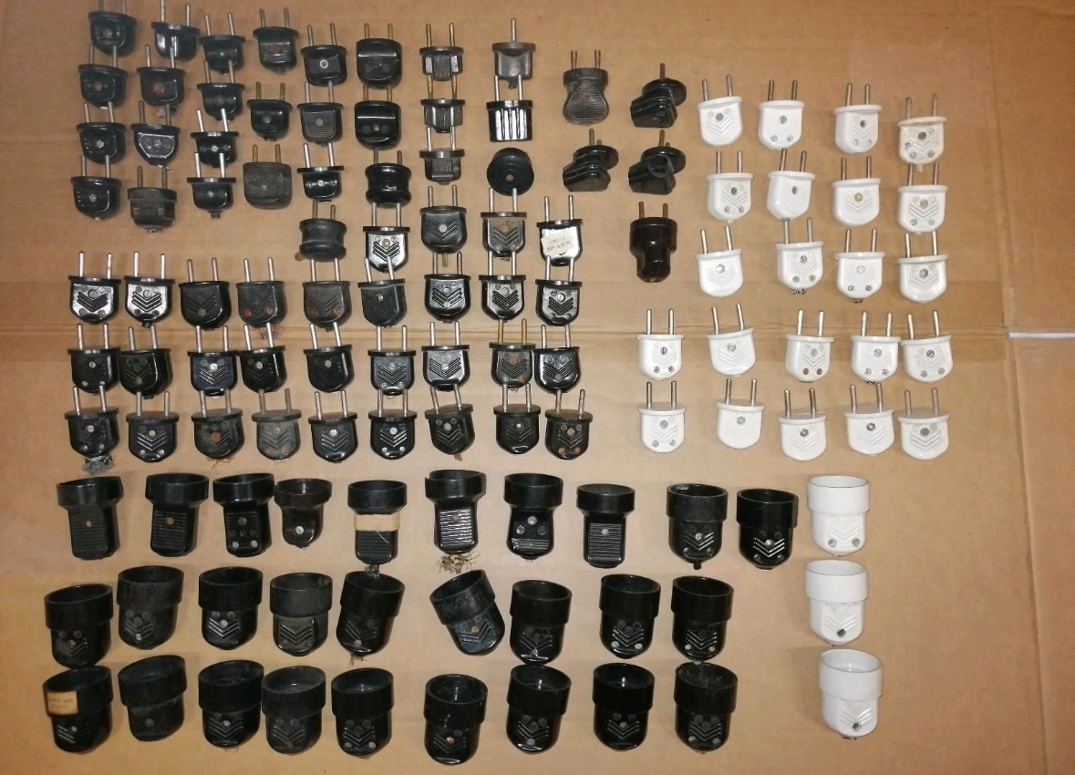 lote of over 100 + vintage bakelite  German AC Plugs Male & female  Connectors
