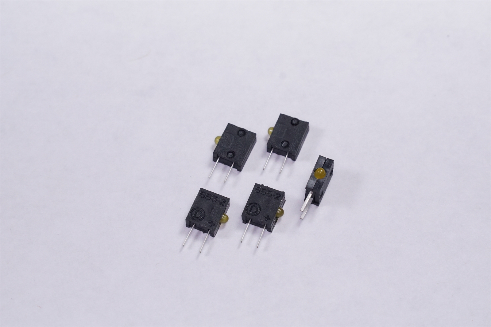 Lot of 5 x 555-2401F Dialight Indicator LED Yellow 583nm 2mcd 20mA 2.2V RA TH