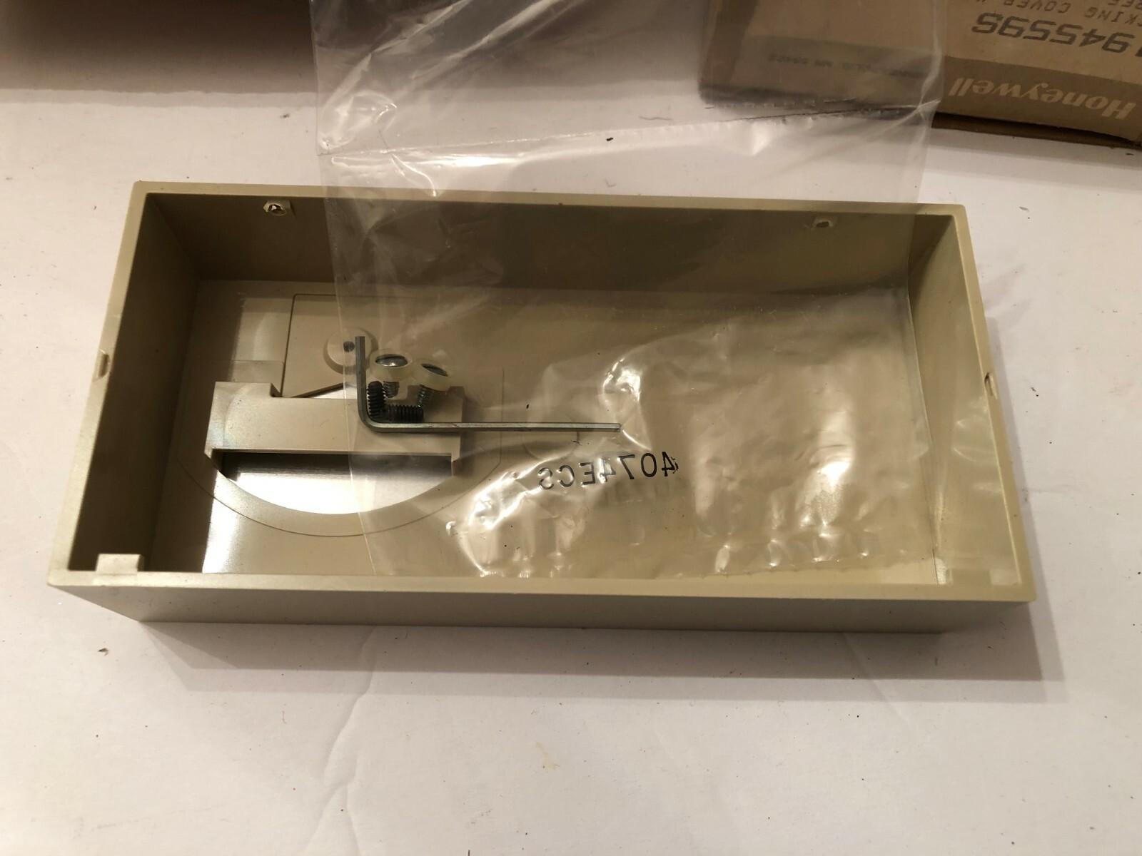 NEW IN BOX HONEYWELL 194559S LOCKING COVER KIT