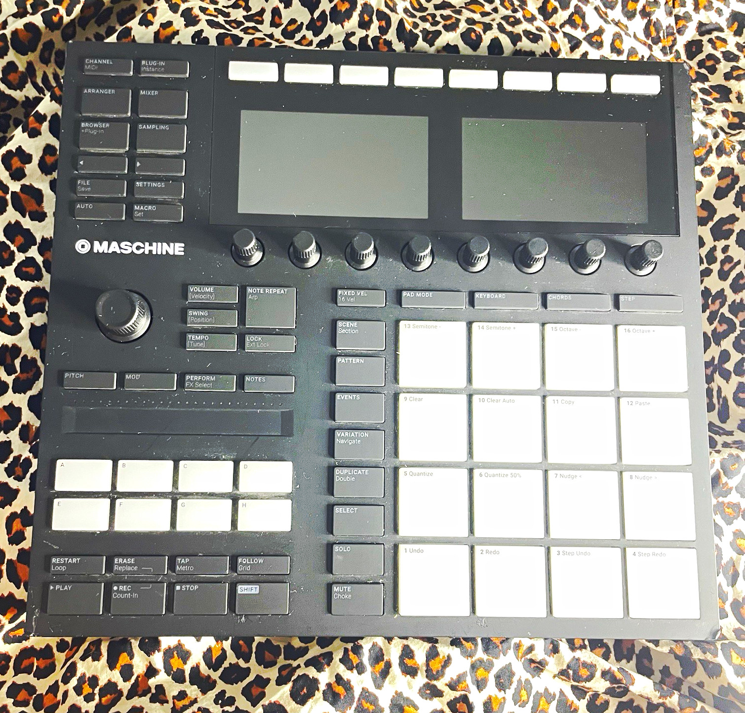 Native Instruments MASCHINE+ Sampler & Sequencer Controller Black