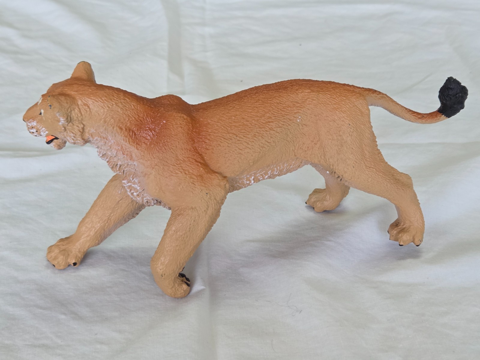 Safari LTD Lioness 17054b Vanishing Wild Collection Vintage Schleich toy 9061-03