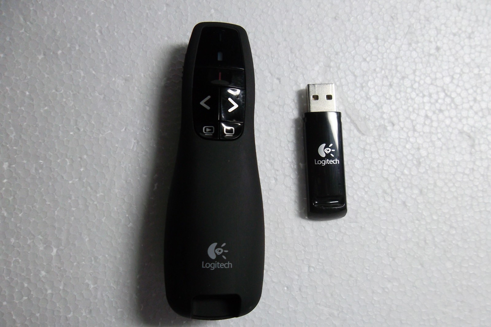 Logitech R400 Wireless Laser Presenter 2.4GHz w/USB Receiver C-U0005 810-001413