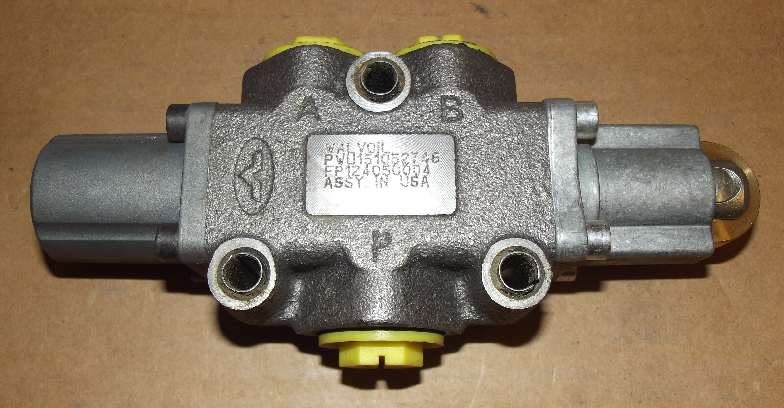 Walvoil FP124050004 Manual Spool Diverter Valve 1/2 ISO Ports Roller Cam Control