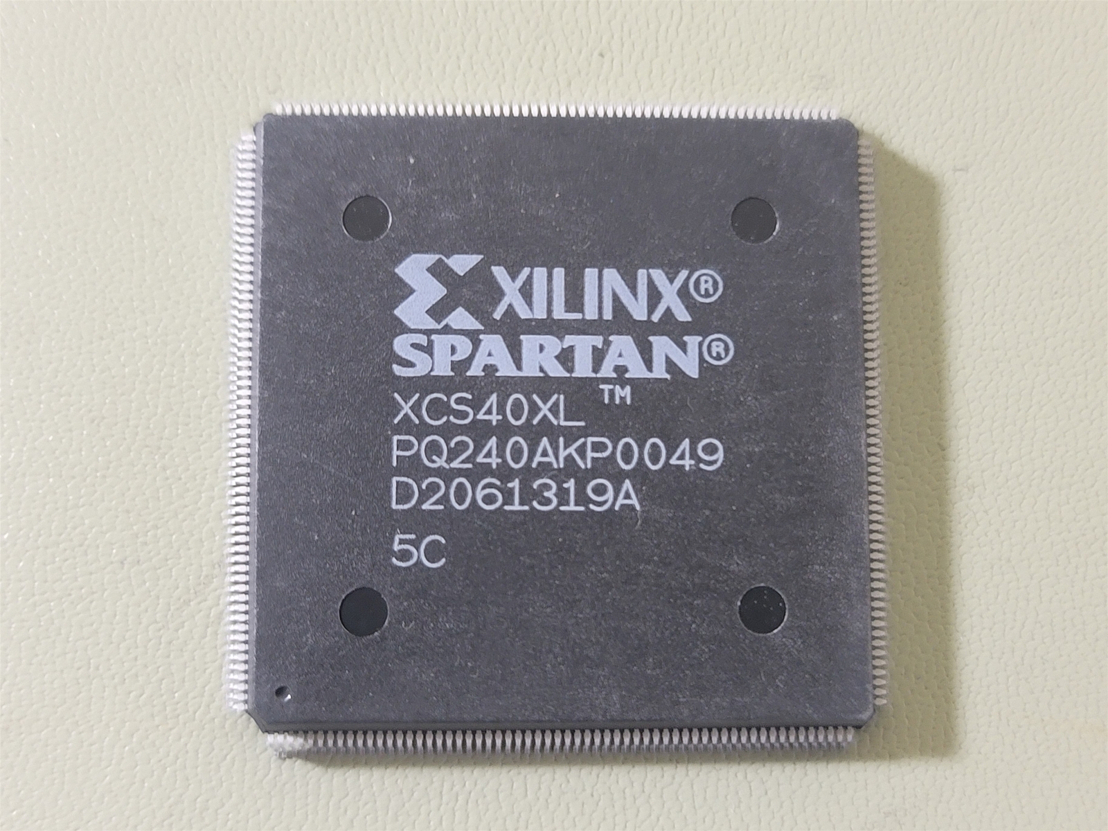 Xilinx XCS40XL-PQ240AKP0049 Spartan-XL FPGA IC