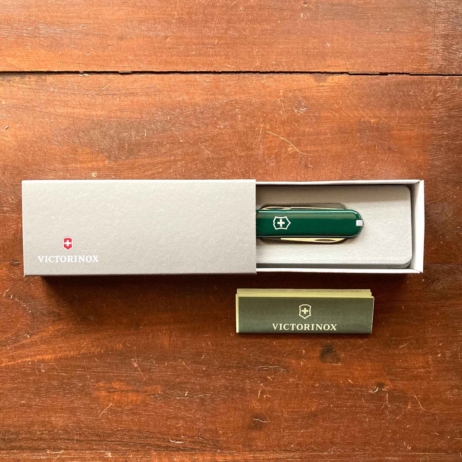 VICTORINOX × TRAVELER’S COMPANY Classic SD Message Green