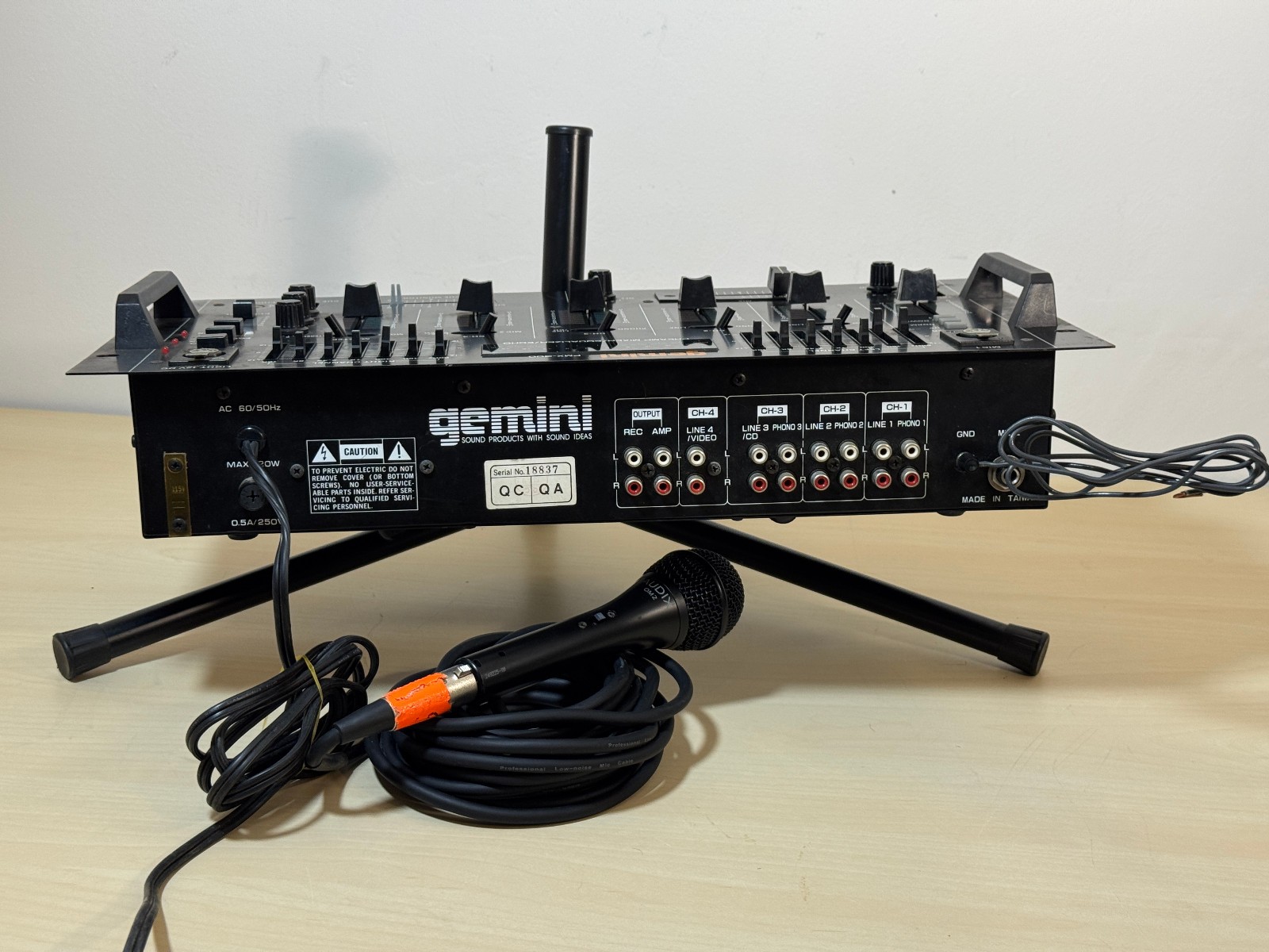 GEMINI PMX-300 - DJ Mixer - Phono Preamp - Equalizer - Echo - 4 Channel Analog