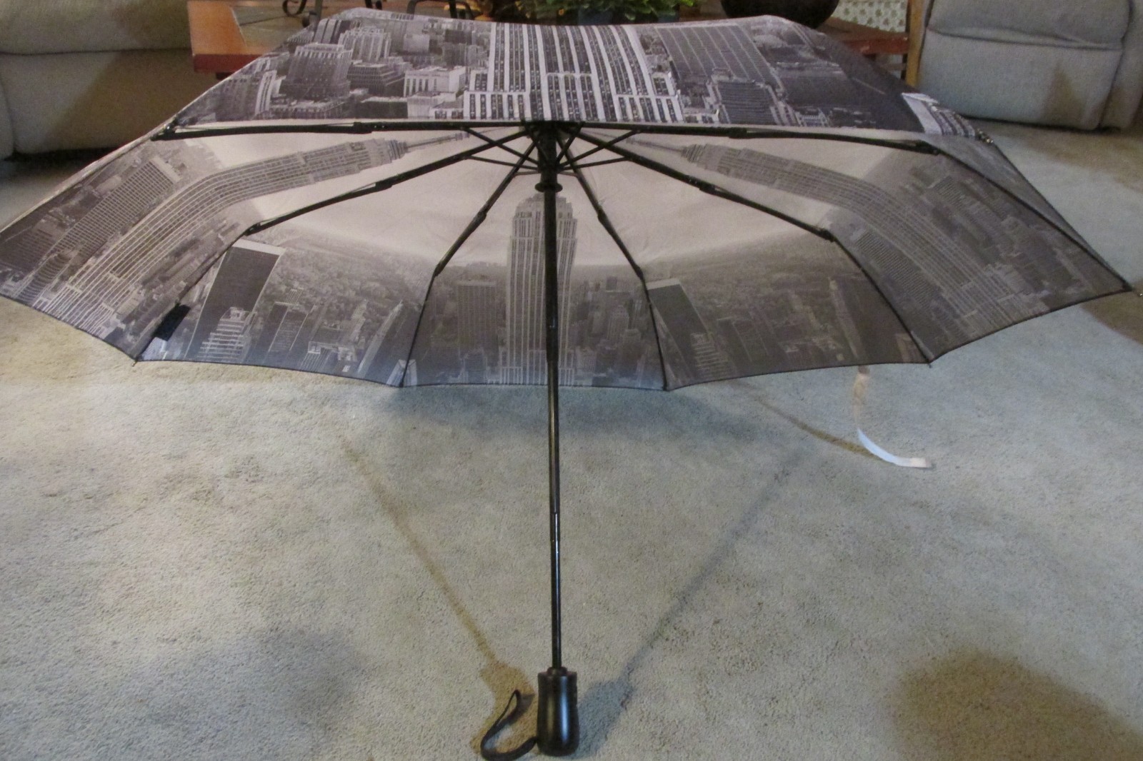 NEW YORK UMBRELLA EMPIRE STATE BUILDING CITY SKYINE BLACK/WHITE PUSH BUTTON 36"