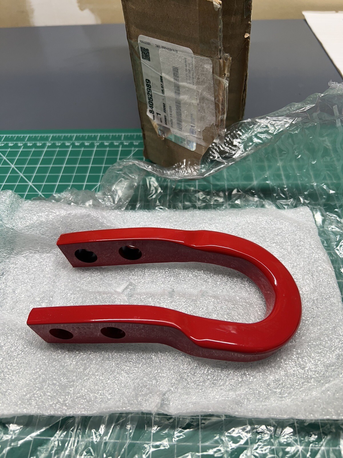 (1) NEW Genuine OEM Front Tow Hook for 2017-202- Chevy Colorado models TORCH RED