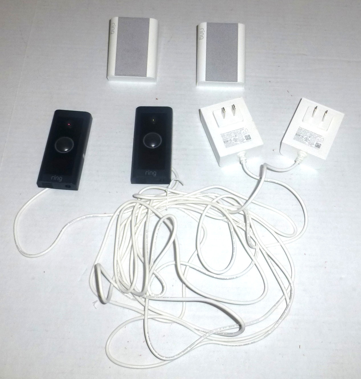 Set of 2 Ring 5AT3T5 Wired Doorbell Cameras & 2 Ring 5F67E9 Plug In Chimes READ
