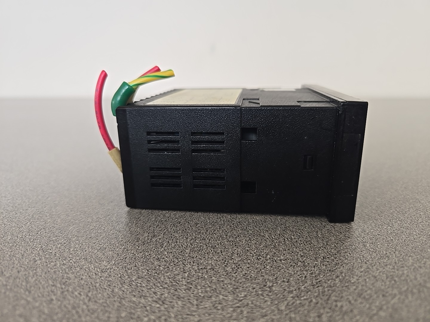 Shinko VCR-134-S/E Temperature Controller – 100–240V AC – Panel Mount 0-400 C