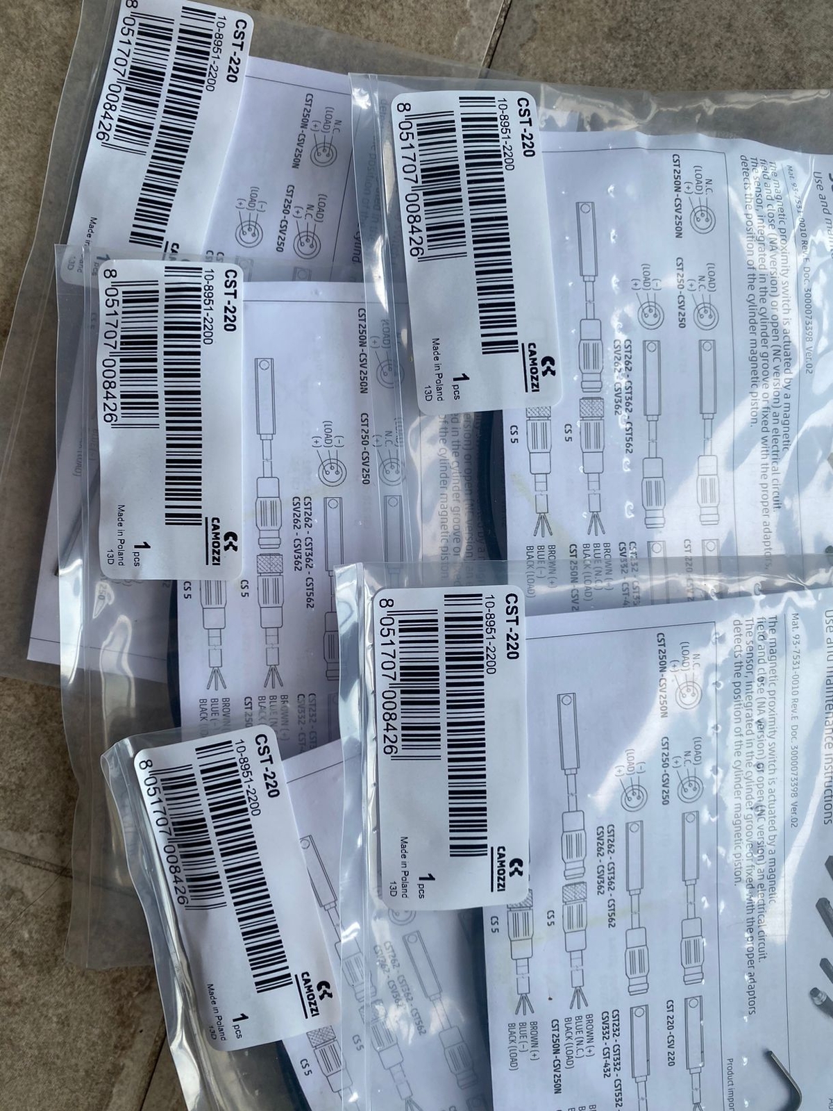 Camozzi CST-220 Magnetic proximity switch one NEW