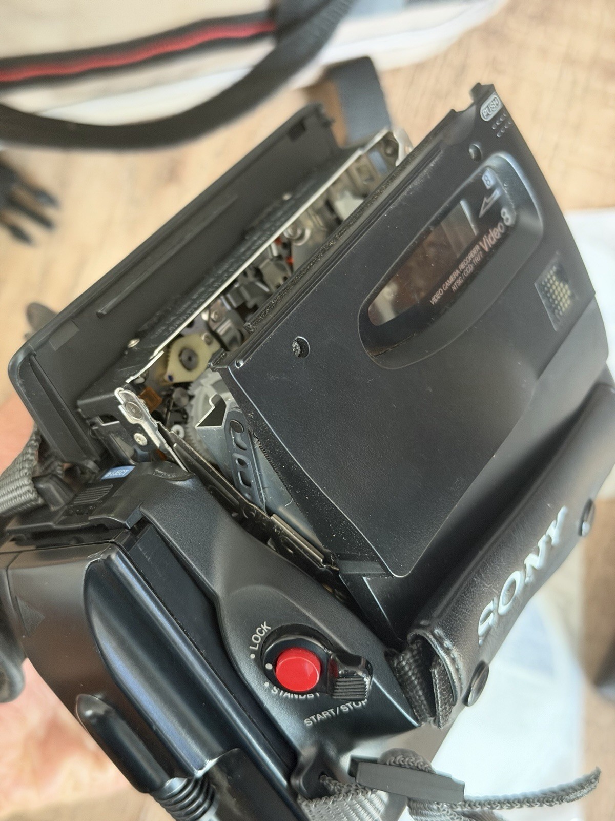 Sony Video 8 Handycam CCD-TR77 With Accessories READ DESCRIPTION