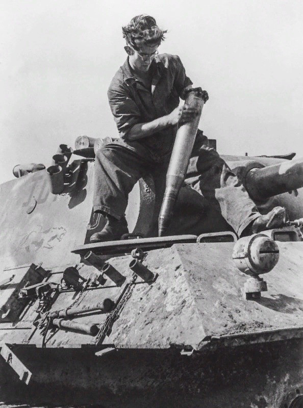 WW2 WWII Photo German Panther Crewman Loading Ammo Panzer V World War Two / 4200