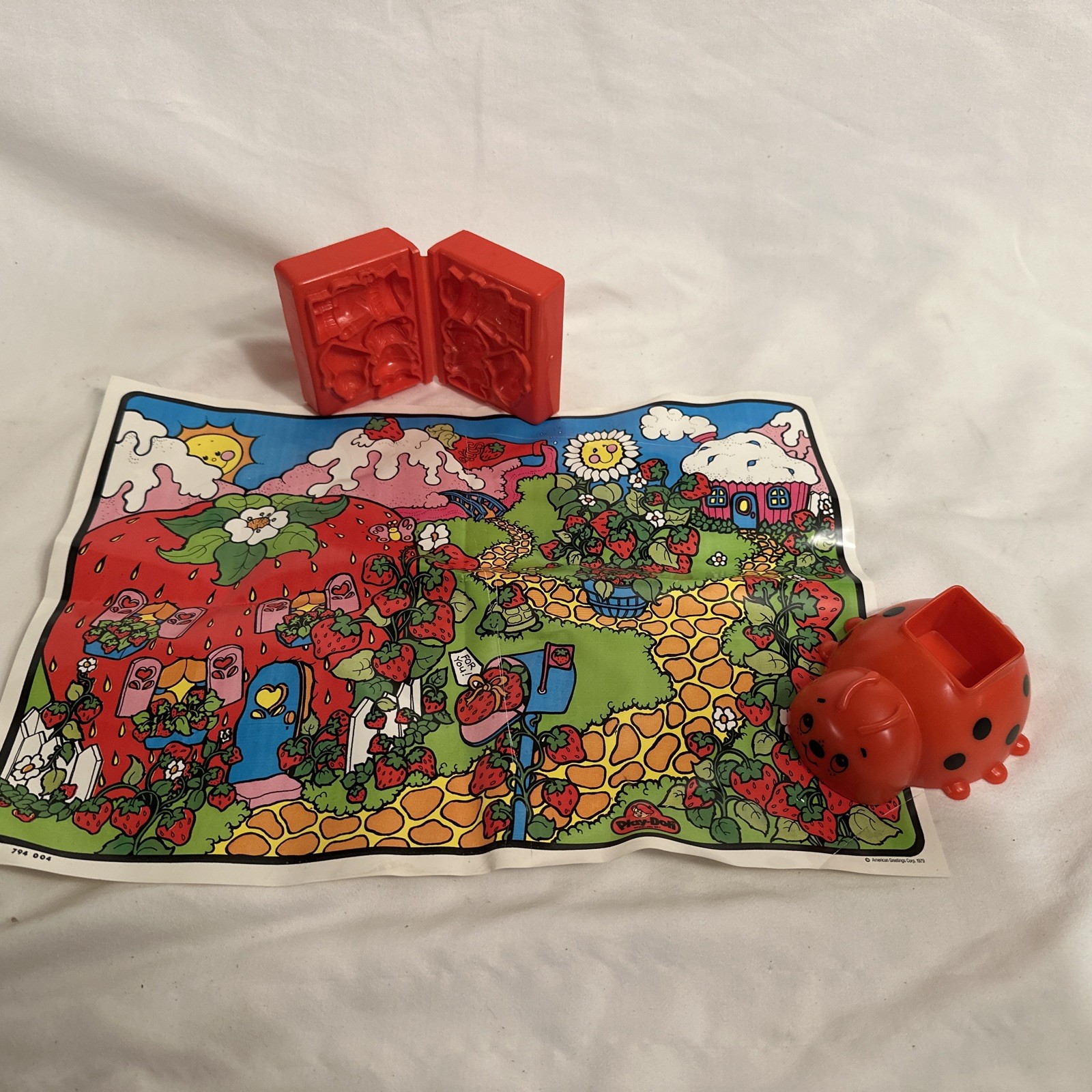 VTG 1980 Strawberry Shortcake Play Doh Set Lady Bug & Plastic Mat with molds
