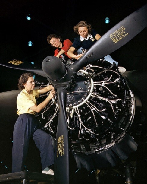 Female Mechanic Workers Engine Install Douglas Aircraft 8x10 WW2 WWII Photo 925