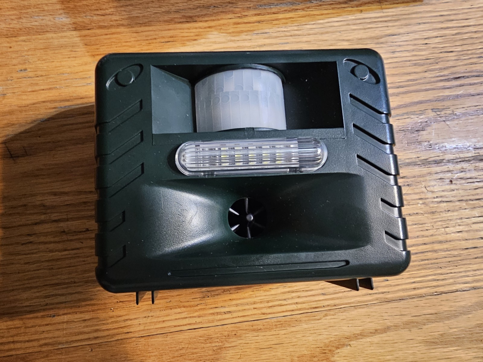 Aspectek Ultrasonic Outdoor Animal Repellent Motion Activated Strobe LED Light⭐