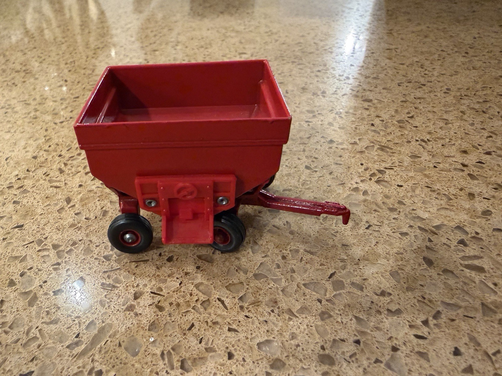 ERL 1/64 CASE IH RED GRAVITY WAGON FOR TRACTOR